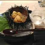 日本料理 おやま - ガゼ雲丹の昆布ジュレ　半分食べてしまいましたが、殻一杯の雲丹の隙間を昆布のジュレが囲みます。非常に上品なお味。
