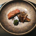 日本料理 おやま - 焼き物　本日は金目鯛と鮎でした。外はしっかりと、中はふかふわに仕上がっており美味しかったです。また、青松酢というチョイスが脂強めの当料理の相棒として素晴らしいと感じました。