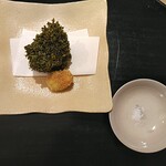 日本料理 おやま - 穴子の磯辺揚げ　穴子を岩海苔で包んでおります。まんべんなく磯の香りと味をつけるには岩海苔の方がいいですね。