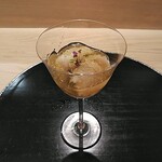 日本料理 おやま - 鱧とじゅんさいのジュレ　これも酸味、旨み、脂、旨み、食感のバランスが良く、後に続く料理へのリセットと橋渡しという意味で素晴らしい一品でした。