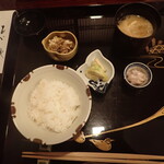 割烹 新多久 - 御食事（左から岩船米、いのししソース、メロンの漬物、味噌汁、塩辛）