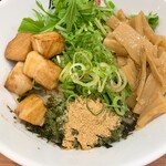 麺屋こころ - 料理写真:塩まぜそば 塩気が強く感じてしまいました。(元々薄味舌のようです)塩じゃなくて普通のまぜそばにトライしてみようかな。麺はずっしり歯応えのあるタイプでタレによく馴染みました。