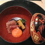 日本料理 おやま - すき焼き　コクはありつつも後味はあっさりしたタレに卵が負けておらず非常に美味しかったです。おかひじきというチョイスは水分のバランスを取るという意味でもすごく秀逸なチョイスだと思います。