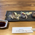 胴搗自家製粉 手打蕎麦 地慈 - カマスの炙り　穴子の皮の梅和え　蕎麦団子の中にイカ