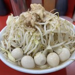 ラーメン二郎 仙台店2 - 小ラーメン・ブタ1枚追加・うずら（5個）。