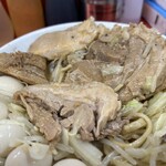 ラーメン二郎 - 野菜の下にある豚。ボリューム凄いです。