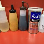 ラーメン二郎 - 卓上の調味料。