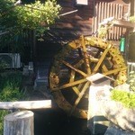 そば通の店　轟家 - 水車が石臼を回して、そば粉を挽いている。