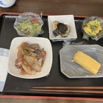 きっする食堂 - 胡瓜の酢の物110円・揚げ野菜の味噌かけ110円・　　　　　　　　　　　　ズッキーニの三杯酢和え110円・　　　　　　　　　　酢鶏308円・玉子焼110円　全て税込価格です