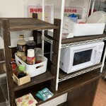 きっする食堂 - 調味料はセルフコーナー・温め直し用のレンジ　　　　　調味料は　醬油・一味・塩・ソース・ケチャップ・　　　ワサビ・ドレッシング２種