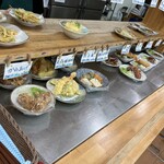 きっする食堂 - 並べられている料理をセルフで取り先払い　　　　　　全て税抜税込両方表示　撮影許可は頂きましたが　　なるべく厨房内が入らないように撮影　　　　　　　　分かり辛くてごめんなさい