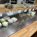 きっする食堂 - ご飯と味噌汁は厨房側右端のレジで注文します　　　確か ご飯165円・味噌汁110円だったと思います　　　小鉢が多く税込で110円〜418円だったと思います