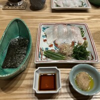はらまさ - 立派なカレイのお造りを薬味とあん肝と一緒に食べる楽しさ。カレイはぷりぷりコリコリ。えんがわは噛むたび脂の旨味を感じる。あん肝はそれ単体でお酒をいくらでも飲めてしまうほど旨味たっぷりで美味。