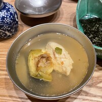 はらまさ - えびしんじょうと青茄子。お出汁とほんのり柚子が効いた和食らしい一皿。