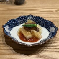 はらまさ - 火入れされたホタテが甘くてうまい。オクラ・キクラゲ・ウリの食感がよく酸味のあるソースと相まって夏らしい一皿。