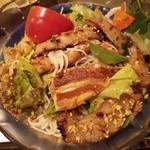 ベトナム料理コムゴン - フライドオニオンと砕いたナッツと大根、ニンジンなどの入った特製の『魚醬ダレ』をぶっかけて、良く混ぜたところ～♪(^o^)丿