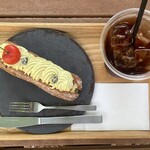 菓子工房 Lammin - ピスタチオとさくらんぼのエクレア　アイスティ