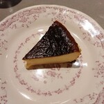 Gracia - Jeromeバスクチーズケーキ  スペイン産牛乳と羊乳、フルールドセルなどで作ったJeromeオリジナルレシピのチーズケーキ