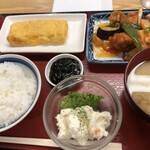 寿町食堂 - 卵焼き、唐揚げピリ辛野菜炒め、海苔の佃煮、味噌汁、ポテトサラダ、ジョア