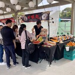 米屋のこだわりおにぎり 和 - 【周辺情報】よく見かける甘味＋青果物の店。ここの店主は”口八丁”だ。