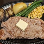 バッファローキング - サーロイン300グラム　付け合わせのコーンは甘くて美味しい