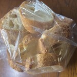 ラ・タヴォラ・ディ・オーヴェルニュ - バタール279円　カットしてもらいました