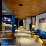 306581491 - ホテルレセプション奥のエレベーターから14階へ