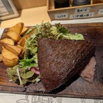 源兵衛 - 名物塊肉ステーキ（神居牛1人150g）