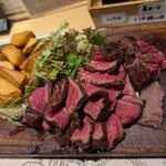 源兵衛 - お肉は食べやすく切り分けてくれます。