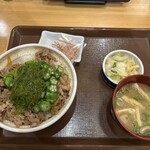 すき家 - 料理写真:めかぶオクラ牛丼(大盛り)+おしんこセット