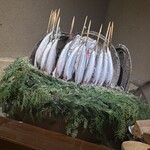 徳ㇵ本也 - 能登の鰯の囲炉裏焼き