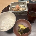 徳ㇵ本也 - 能登の鰯の囲炉裏焼き、明太子乗せ、ご飯、味噌汁、香物