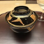 徳ㇵ本也 - 椀物　蛤と春野菜の沢煮
      　ウド、木の芽、大根の花、原木椎茸、人参、芹など