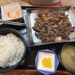 富田屋 - ホルモン定食　680円 鶏レバーとズリの甘辛い味付け アサヒゼロ　300円