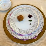 SALONE TOKYO - （高原黒牛フリット）千本筋､タン､アキレス腱､テールをキューブ状にして揚げています｡右上から､赤玉ねぎ､サルサヴェルデ、胡椒｡衣が薄くてとてもサクサクでした。