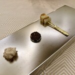 SALONE TOKYO - （小菓子）右上からパイナップル､サラミ ディ ショコラータ､メレンゲです。