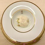 SALONE TOKYO - （ビアンコマンジャーレ）　パンナコッタ､ライチのシャーベット、ジャスミン茶のジェラート､上からアーモンドミルクの泡とお花（ペンタス）を飾り付け｡