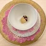 SALONE TOKYO - （十勝マッシュのジェラート）マッシュルームを使ったジェラートです。バルサミコ酢を煮詰めたソースを掛けています。