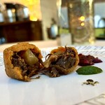 SALONE TOKYO - 外はサクサク､中は煮込んだお肉と野菜がジューシー。