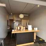 WABI Coffee and Japanese tea Stand - 店内は白い天井、白壁、黒塗り木板張り床、自然の風合いの木製カウンター、カウンターの上にほエスプレッソマシン、壁には茶器があったりと和洋折衷な空間、BGMは洋楽
お席はコ字カウンター6席のみ