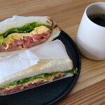WABI Coffee and Japanese tea Stand - お料理①BLTTサンドウィッチ(税込500円)
具材はベーコン&萵苣&蕃加&玉子焼きにトマトソース&粒マスタードを加えて食パンで挟んでいます
お飲み物①HOT珈琲(税込600円)