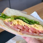 WABI Coffee and Japanese tea Stand - お料理①BLTTサンドウィッチ(税込500円)
具材はベーコン&萵苣&蕃加&玉子焼きにトマトソース&粒マスタードを加えて食パンで挟んでいます