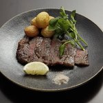 朧月 - 炭火で炙った牛肉はまた格別です。