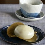 松屋製菓舗 - 4月中旬～9月末までの限定販売。「いばらもち」　その他、季節ごとに和菓子が並びます。