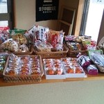 日進堂本店　 - 市販品の煎餅なども置いているところが、いい意味でユルくて良い。