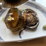 うなぎ亭 友栄 - 蝦夷鮑二種盛り(2000円)下には沖縄産海ブドウ