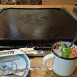 みかさ - ★五目 880円 小さなカップにさやえんどう などが所狭しと入っていて可愛い！テーブルの上は1m 角ぐらいの大きな鉄板が埋め込まれていて 迫力ある！