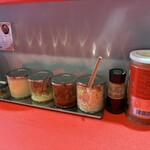 横浜ラーメン斎藤家 - 豊富な味変用品類