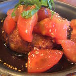 グリーティング - 熱々のハンバーグにザックリ切った冷たいトマトと大葉が盛り付けてあります