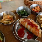 ヌンジャ食堂 - 揚げ餃子にナムルなど